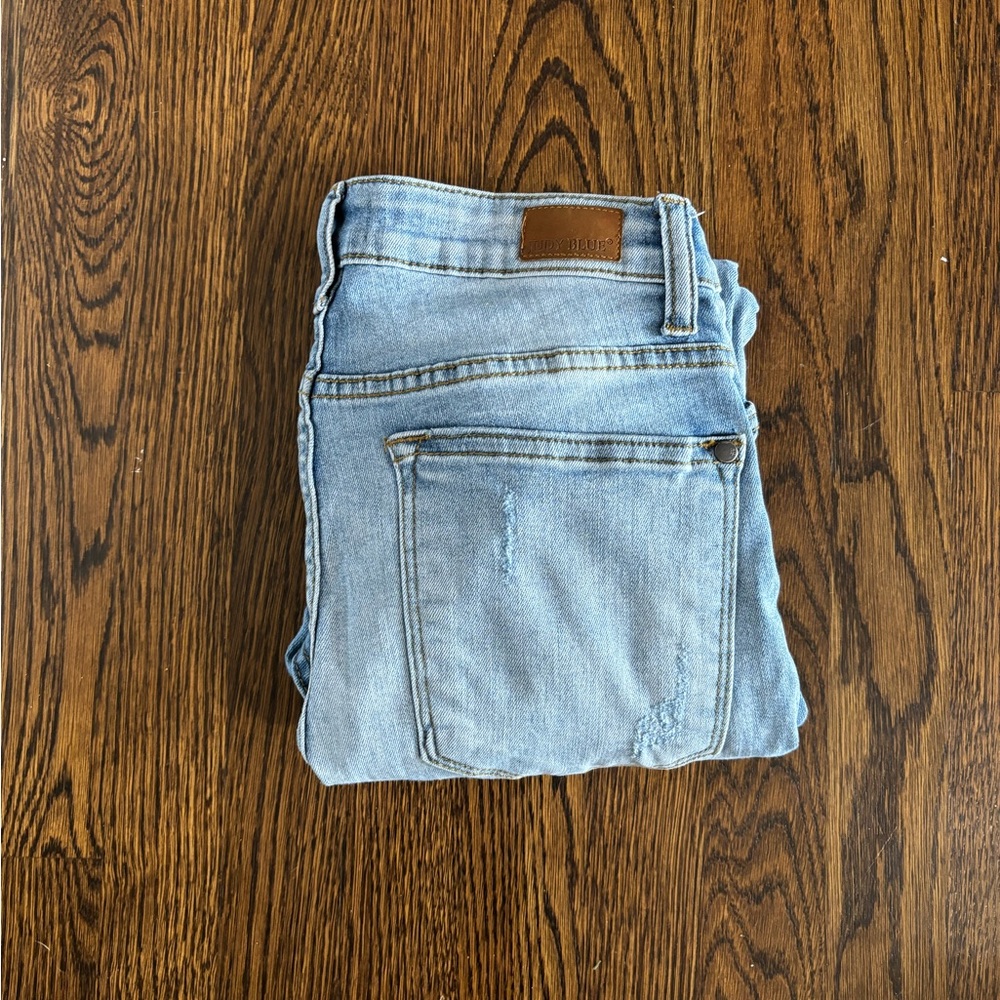 Sz 9/29 Judy Blue lightwash moderate distressing skinny fit denim. Frayed hem.